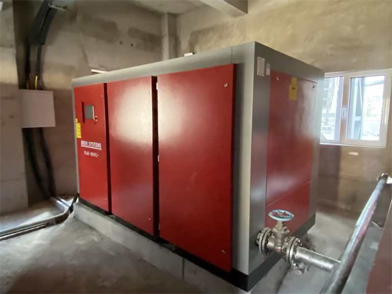 Modello per l'aggiornamento del sistema di compressore d'aria nel settore dello strumento di precisione: pratica dell'efficienza energetica di prima classe di GESO BAE-90fc britannico+