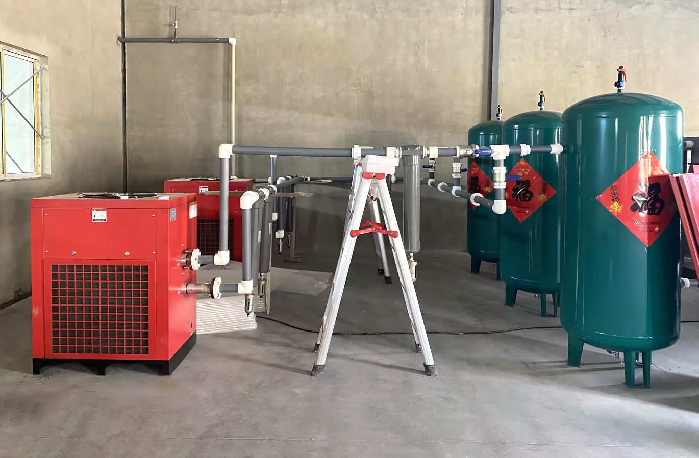 Caso di potenziamento delle attrezzature nel settore della zootecnia: in che modo un compressore ad aria a doppia vite (90kW) aiuta le aziende a ottenere una produzione efficiente e di risparmio energetico?