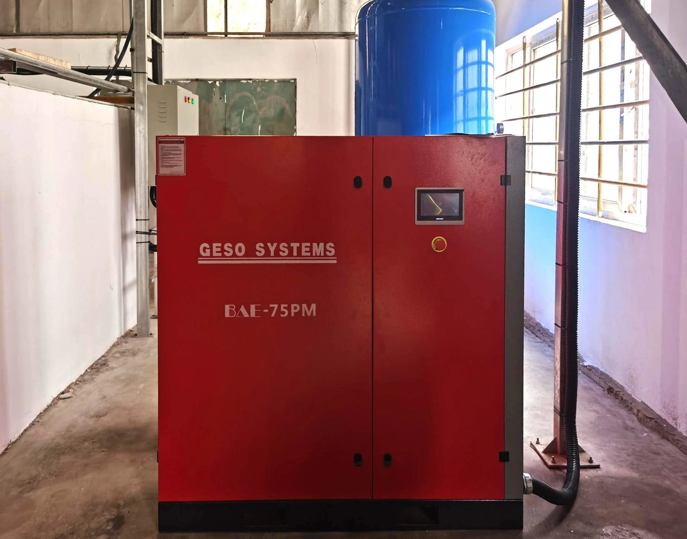 Soluzione con compressore a vite da 75 kW per la produzione di prodotti chimici e rivestimenti